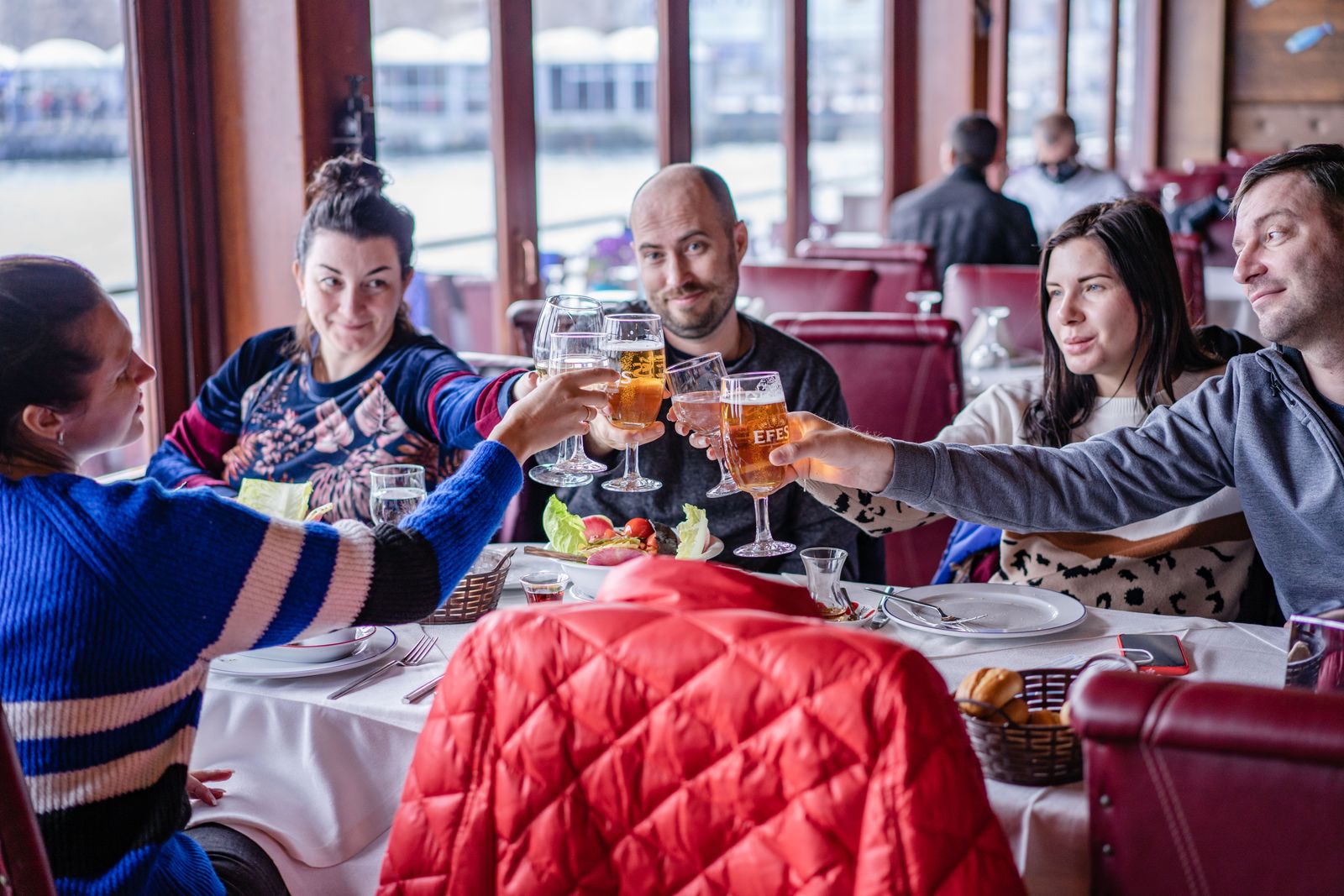 Vrienden proosten samen aan tafel in een gezellig restaurant